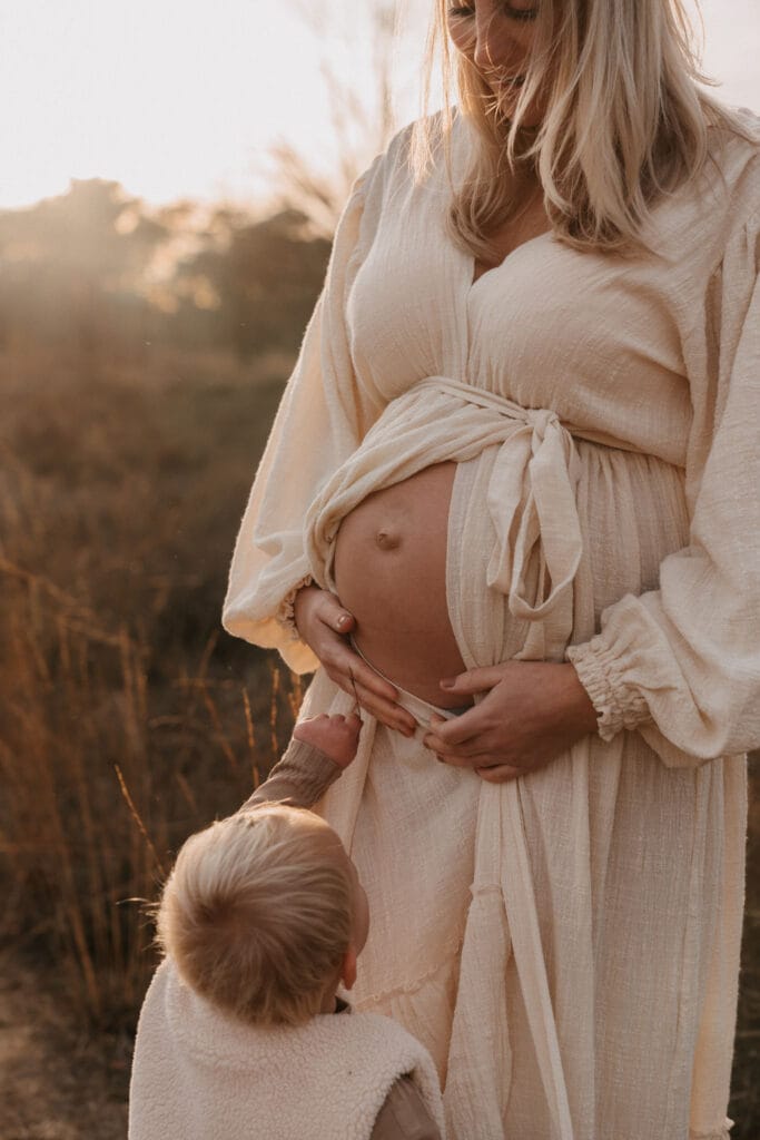 Zwangerschapsshoot tijdens golden hour