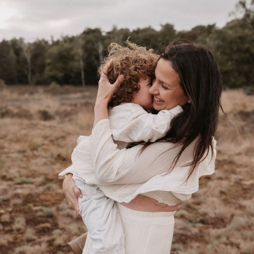 Gezinsshoot buiten in de omgeving van reusel