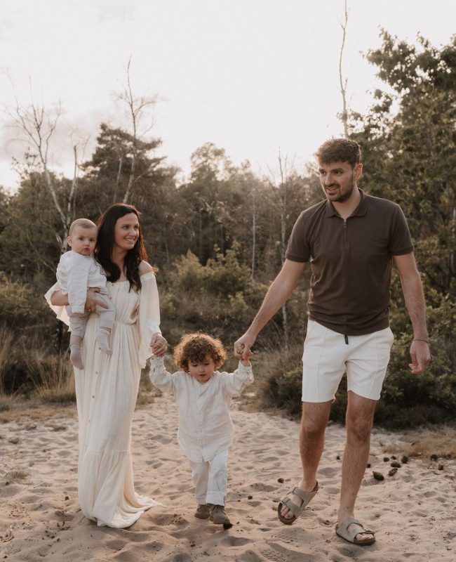 Gezinsshoot buiten in de omgeving van reusel