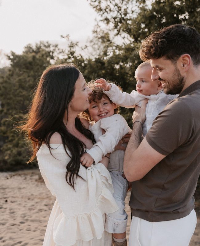 Gezinsshoot buiten in de omgeving van reusel