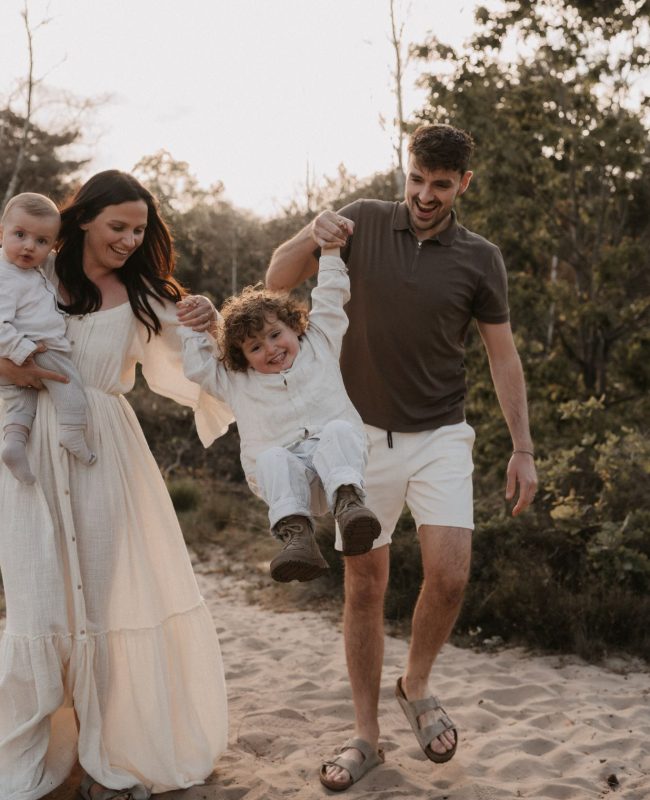 Gezinsshoot buiten in de omgeving van reusel