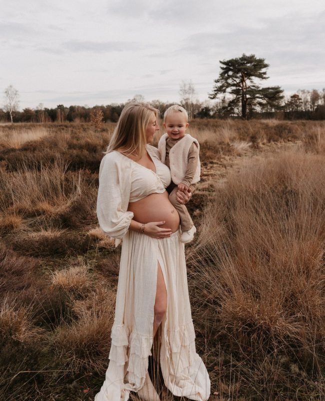 Zwangerschapsshoot tijdens golden hour