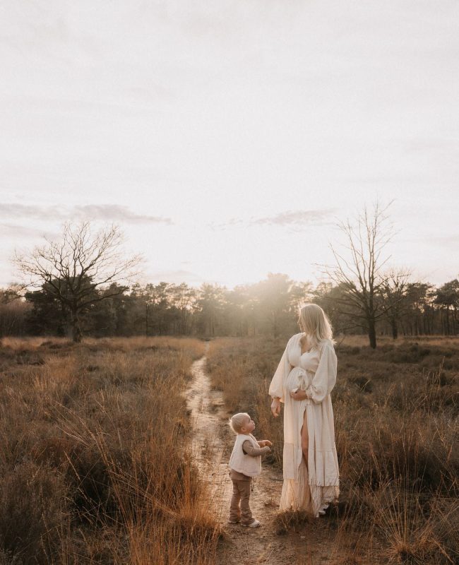 Zwangerschapsshoot tijdens golden hour
