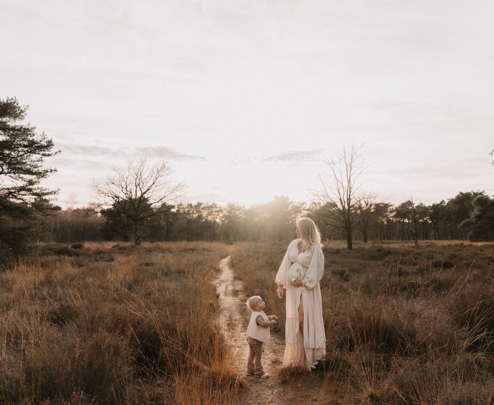 Zwangerschapsshoot tijdens golden hour