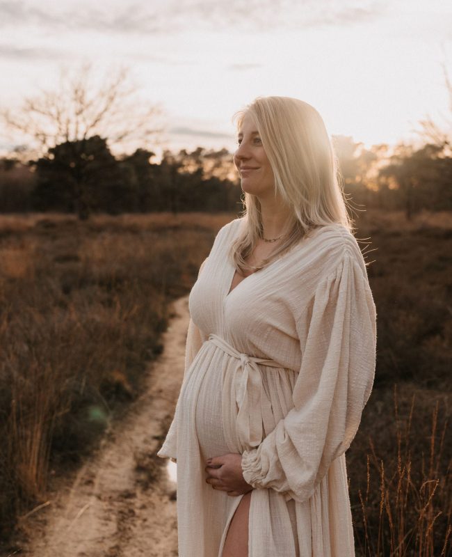 Zwangerschapsshoot tijdens golden hour