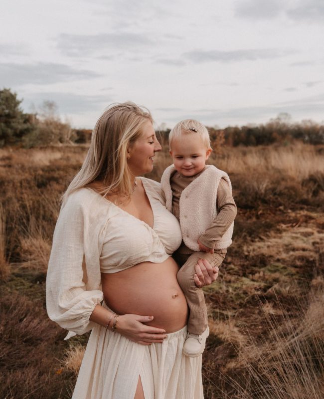 Zwangerschapsshoot tijdens golden hour