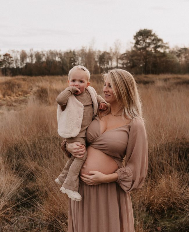 Zwangerschapsshoot tijdens golden hour