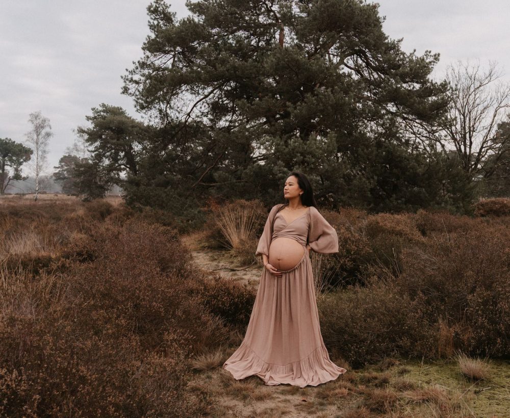 Ontspannen zwangerschapsshoot in de natuur