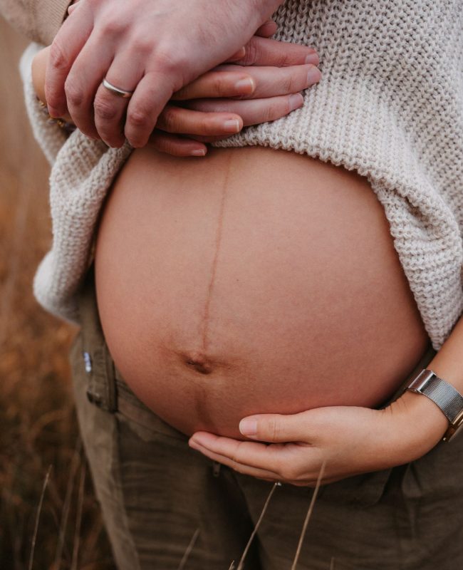 Ontspannen zwangerschapsshoot in de natuur