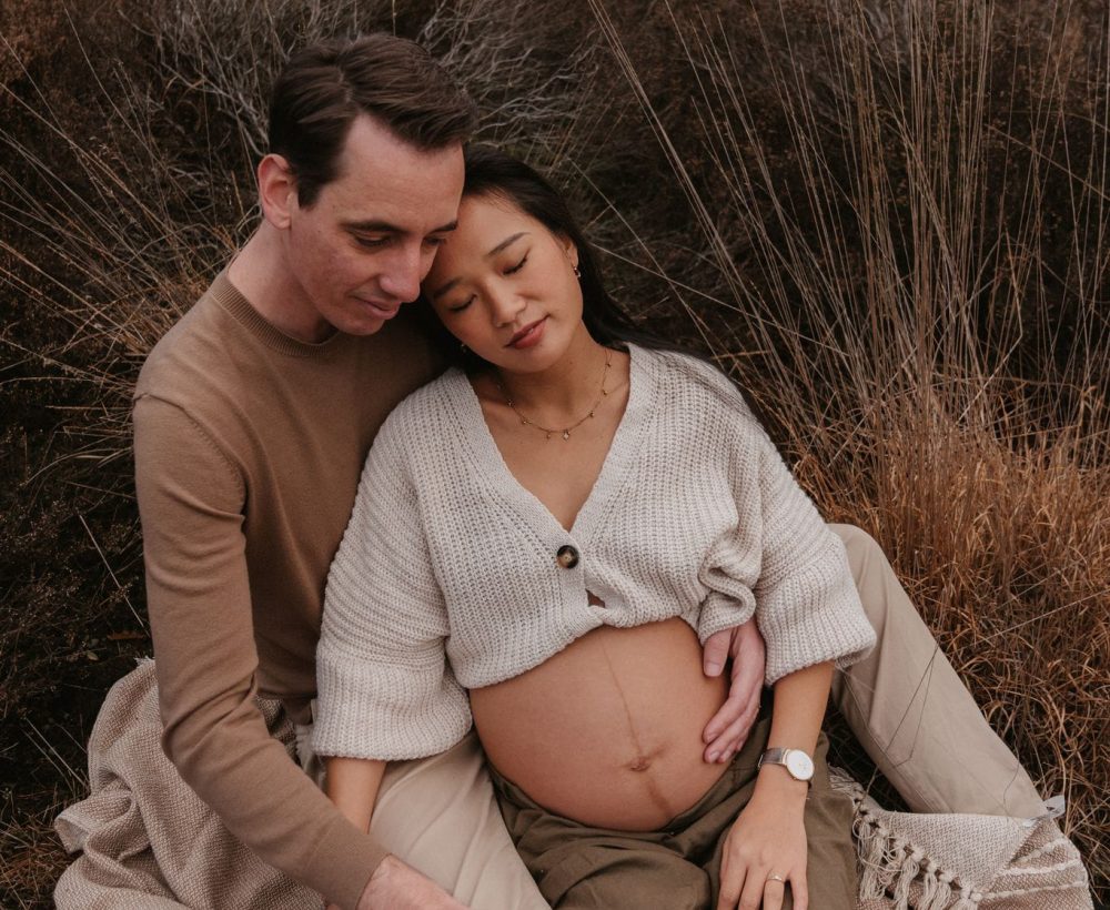 Ontspannen zwangerschapsshoot in de natuur