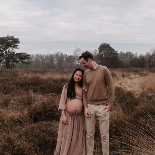 Ontspannen zwangerschapsshoot in de natuur