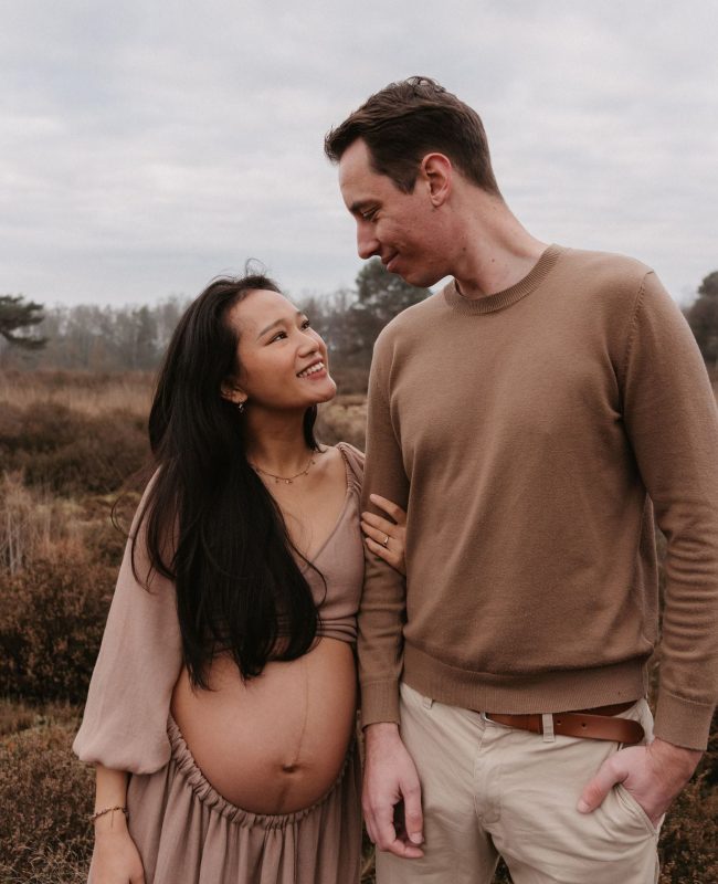 Ontspannen zwangerschapsshoot in de natuur