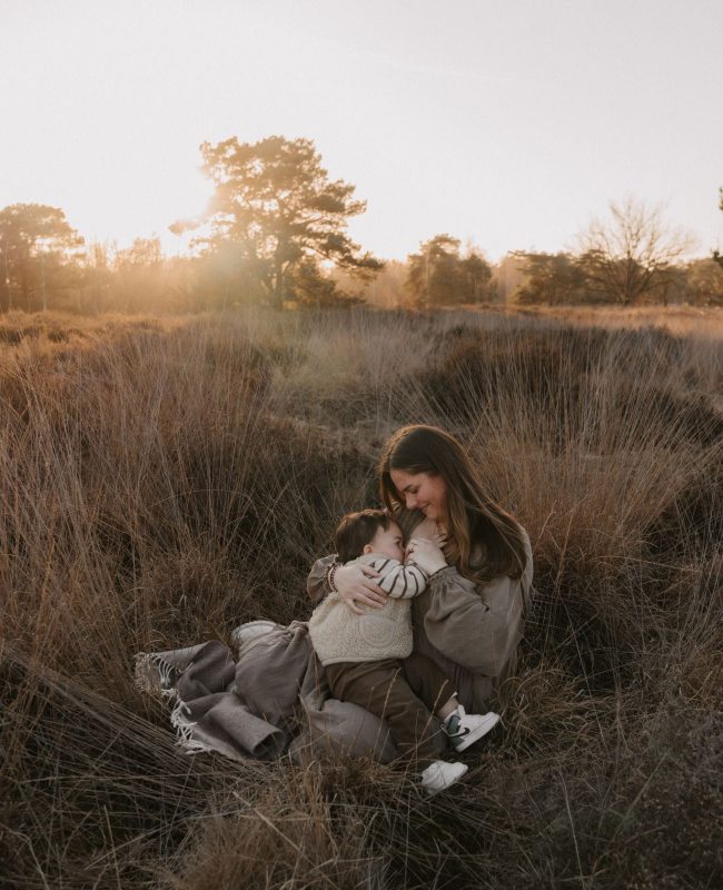 Gezinsshoot tijdens golden hour