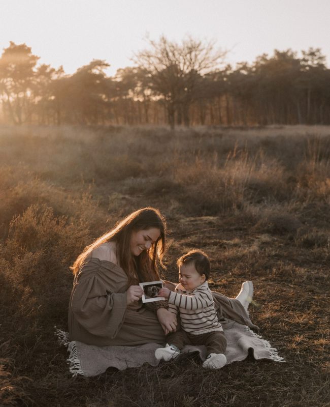 Gezinsshoot tijdens golden hour