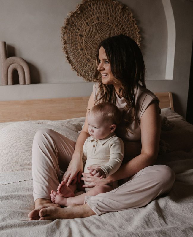 motherhoodshoot in een studio in Diessen