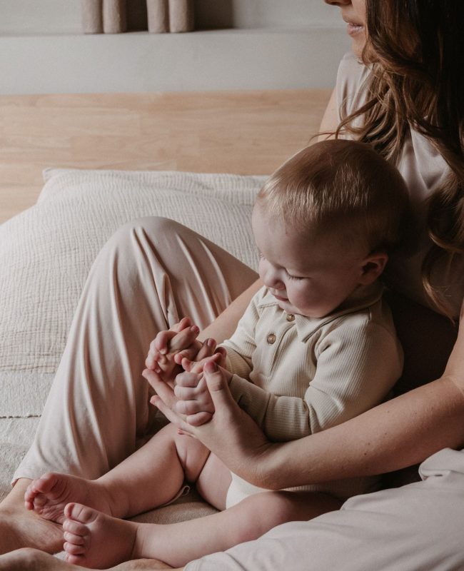 motherhoodshoot in een studio in Diessen