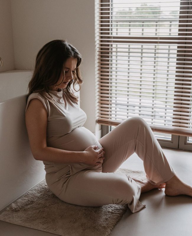 motherhoodshoot in een studio in Diessen