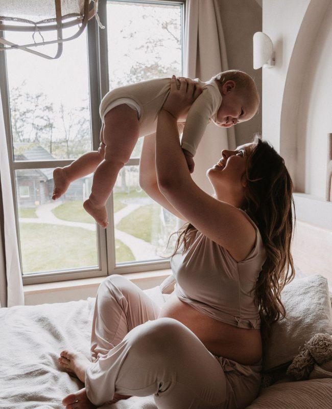 motherhoodshoot in een studio in Diessen