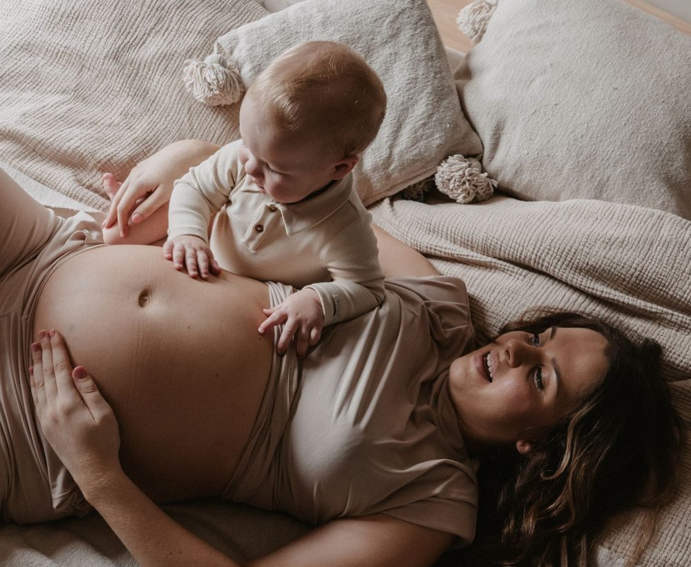 motherhoodshoot in een studio in Diessen