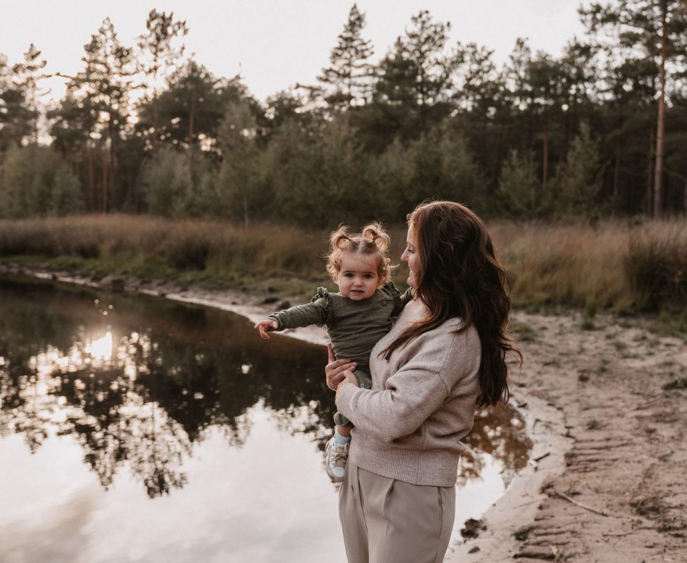 gezinsshoot aan het water nabij reusel