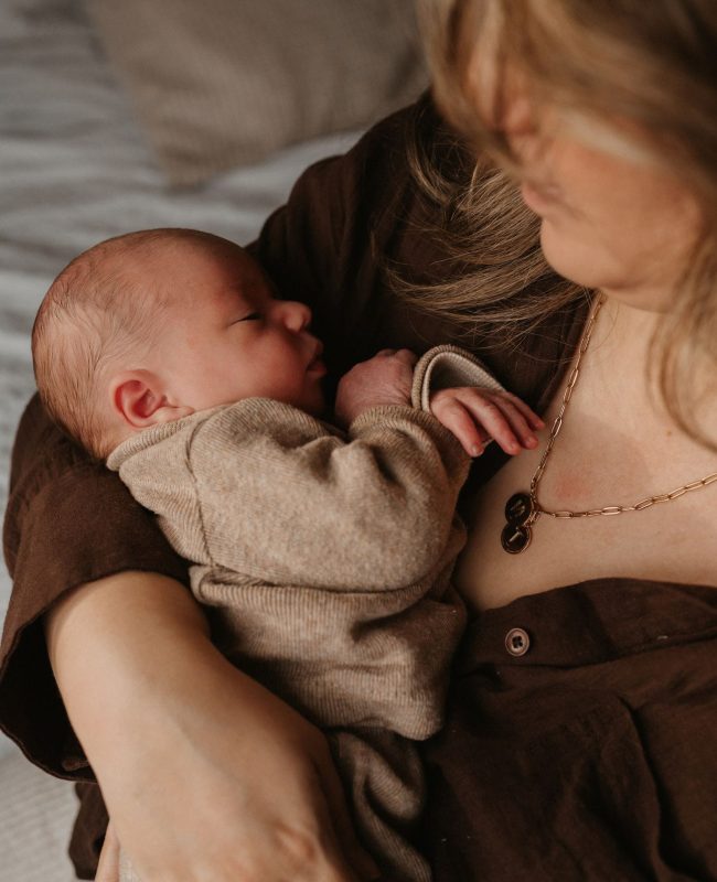 Ontspannen newbornshoot aan huis