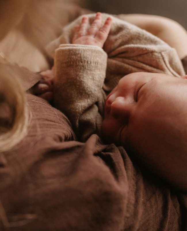 Ontspannen newbornshoot aan huis