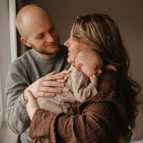 Ontspannen newbornshoot aan huis