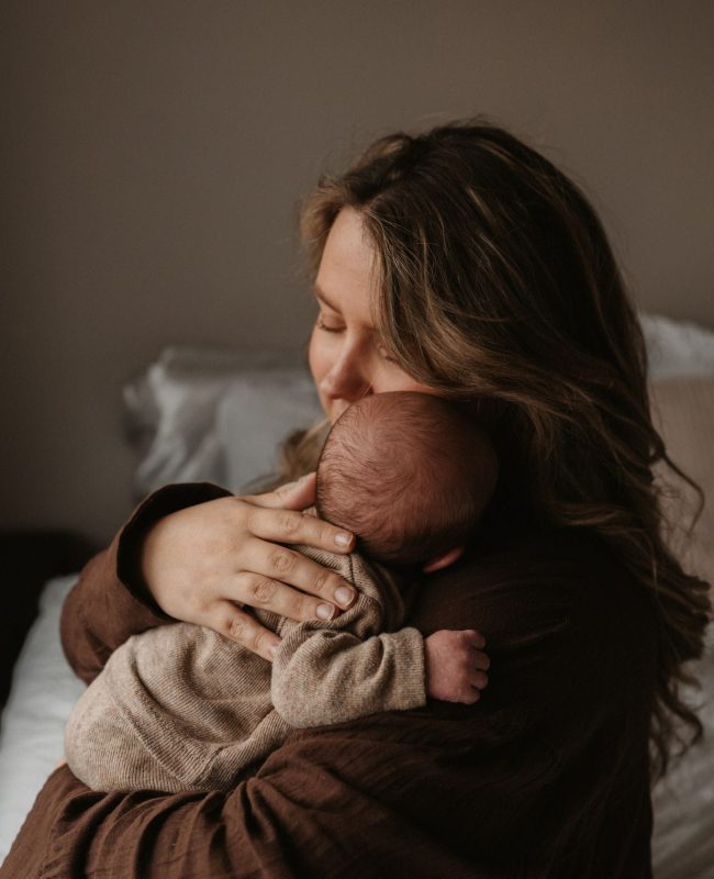 Ontspannen newbornshoot aan huis