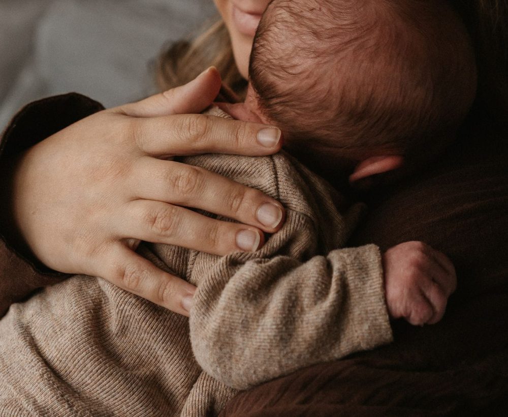 Ontspannen newbornshoot aan huis