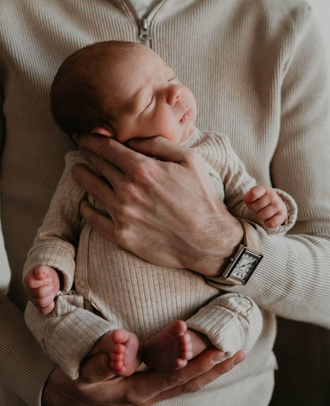 Ontspannen newbornshoot aan huis