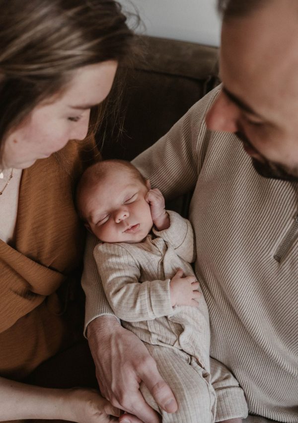 Ontspannen newbornshoot aan huis