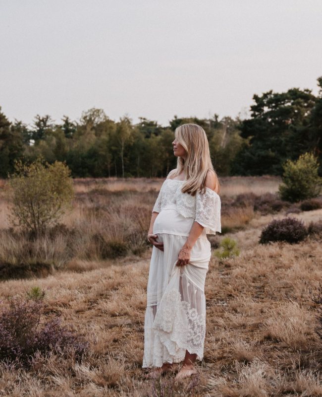 Zwangerschapsshoot tijdens golden hour