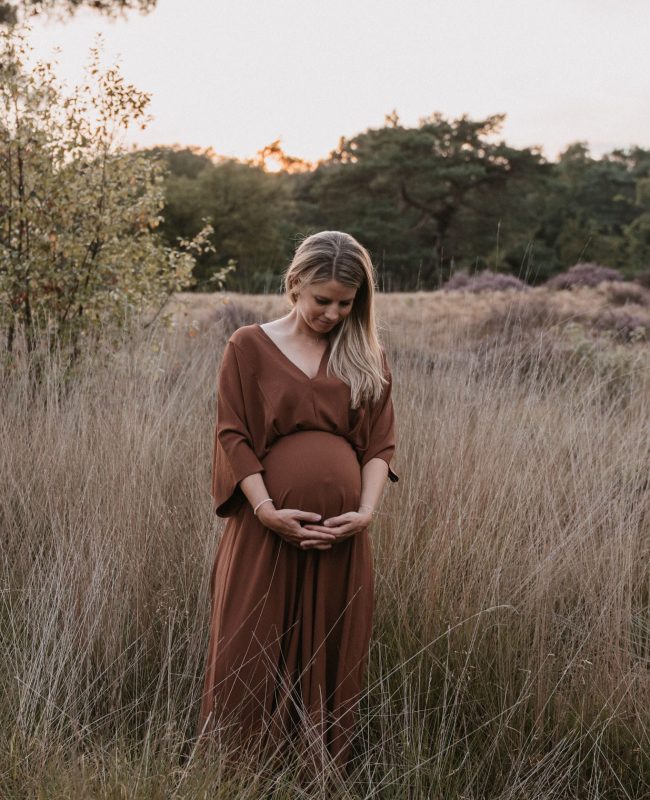 Zwangerschapsshoot tijdens golden hour