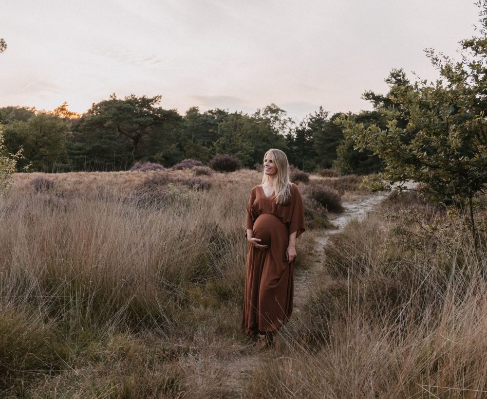 Zwangerschapsshoot tijdens golden hour