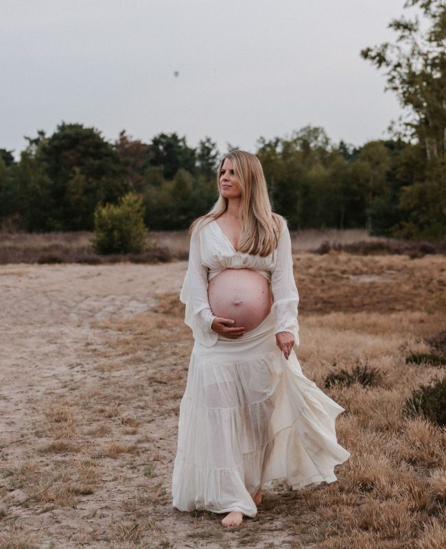 Zwangerschapsshoot tijdens golden hour