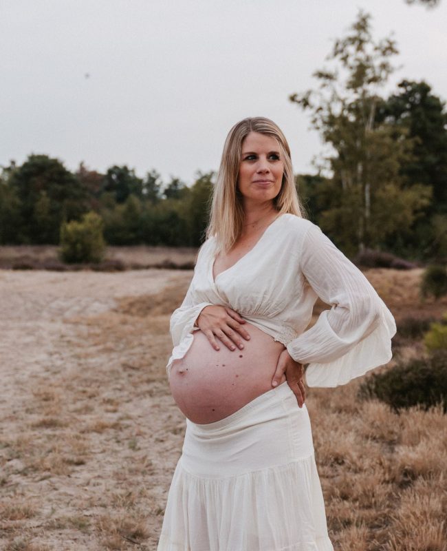 Zwangerschapsshoot tijdens golden hour