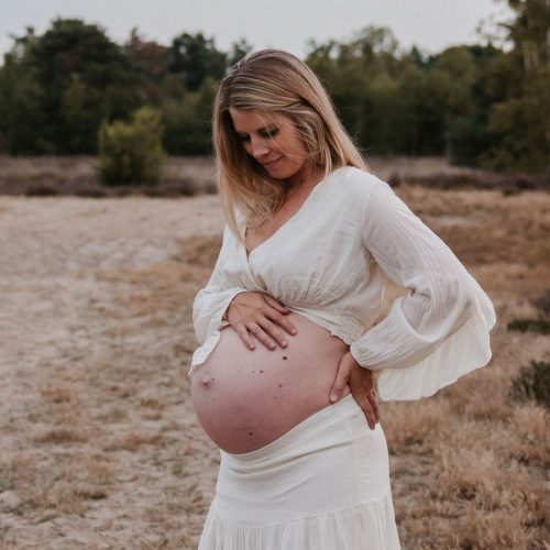 Zwangerschapsshoot tijdens golden hour