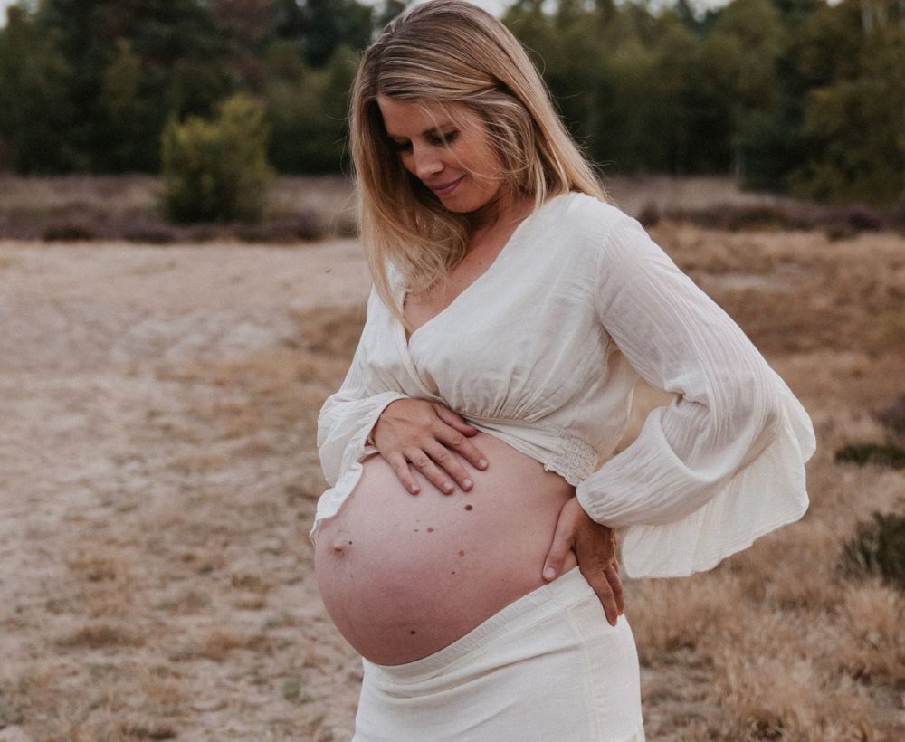 Zwangerschapsshoot tijdens golden hour