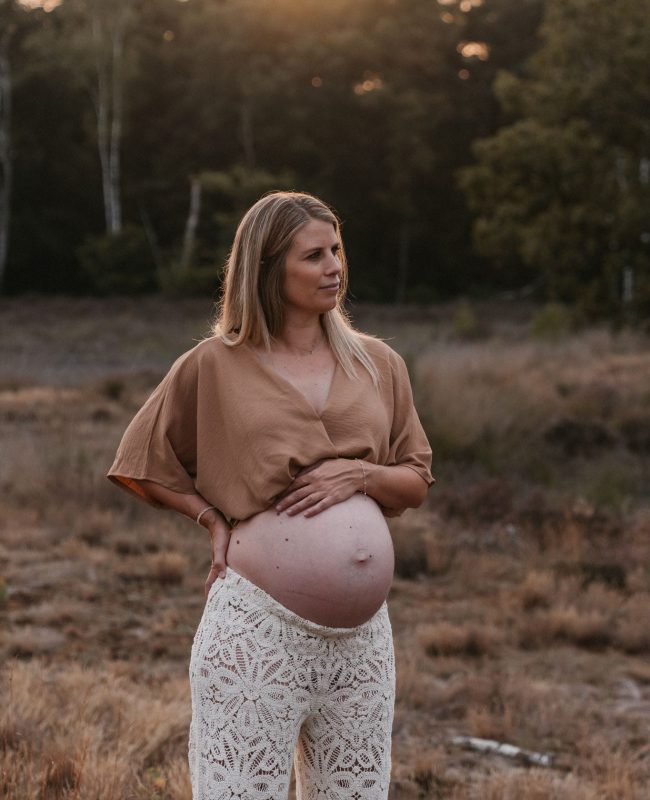 Zwangerschapsshoot tijdens golden hour