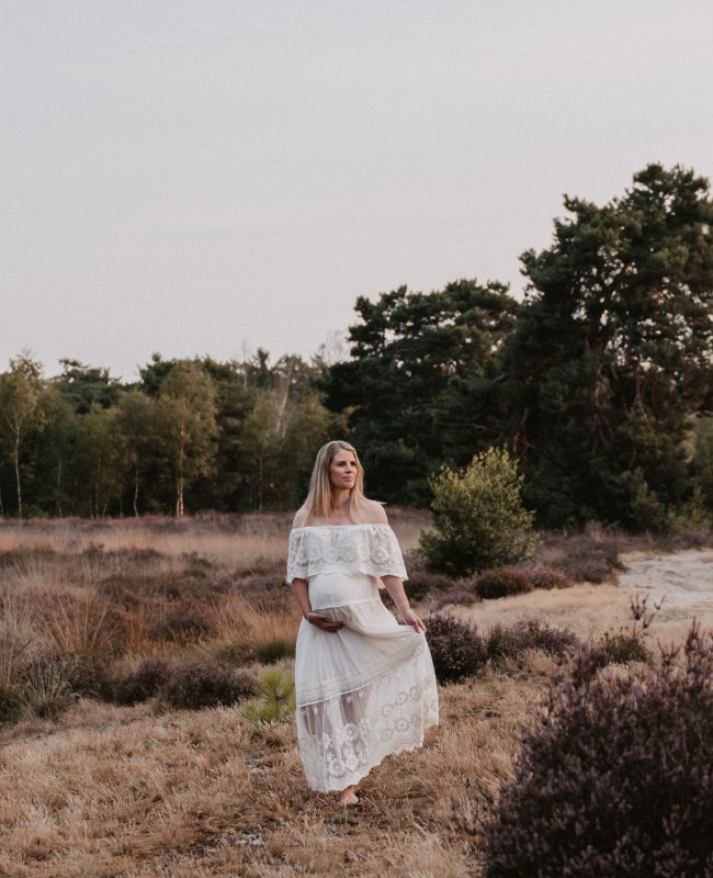 Zwangerschapsshoot tijdens golden hour